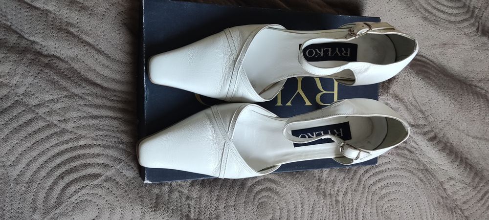 Buty damskie na obcasie
