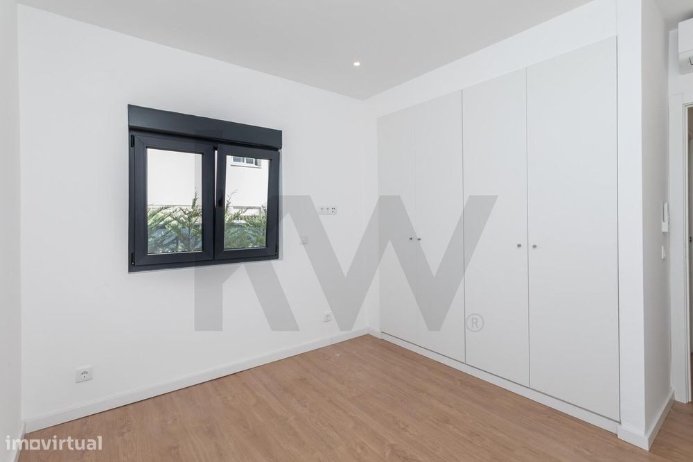 Charmosa Moradia T5 com Jardim Totalmente Remodelada -  Sassoeiros, Ca