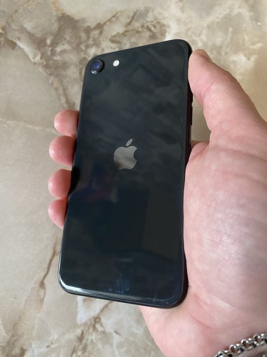 iPhone SE 2020 отличное состояние