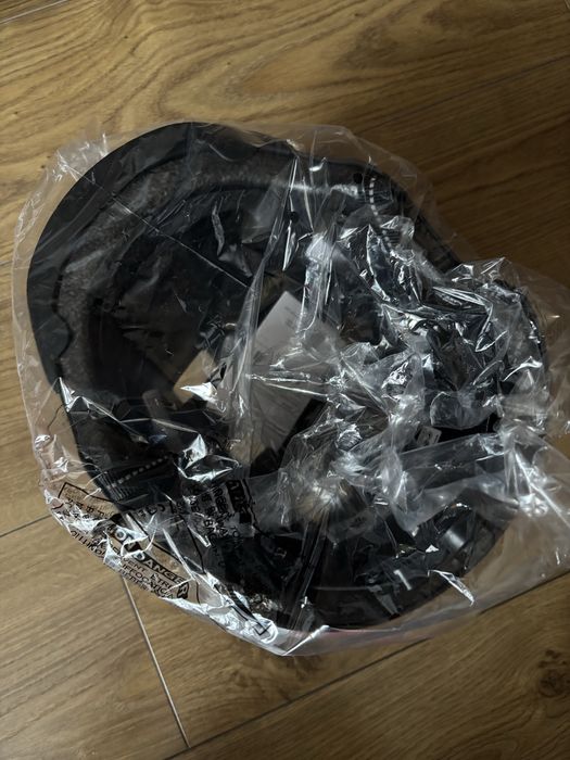 Czarny kask Uvex Audi