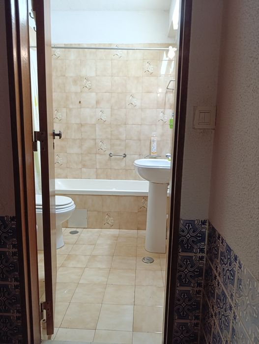 Apartamento T1, a 200 m da praia de Costa da Caparica, com varanda para a principal rua de comércio e restauração. Disponível em Setembro.