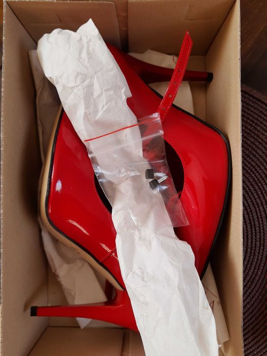 Czerwone czółenka damskie