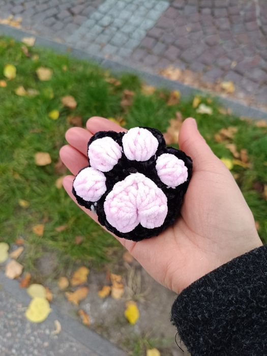 Brelok kocia łapka na szydełku, Walentynki, prezent
