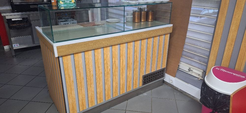 Várias máquinas industriais para restaurante ou supermercado