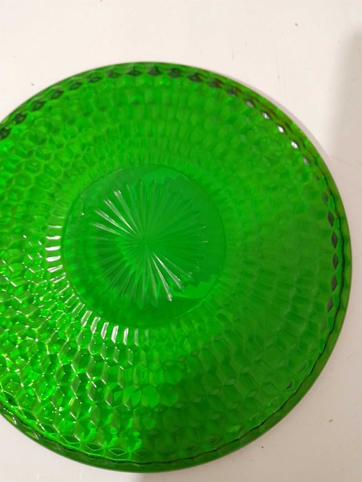 Lote de pratos antigos de sobremesa em vidro.