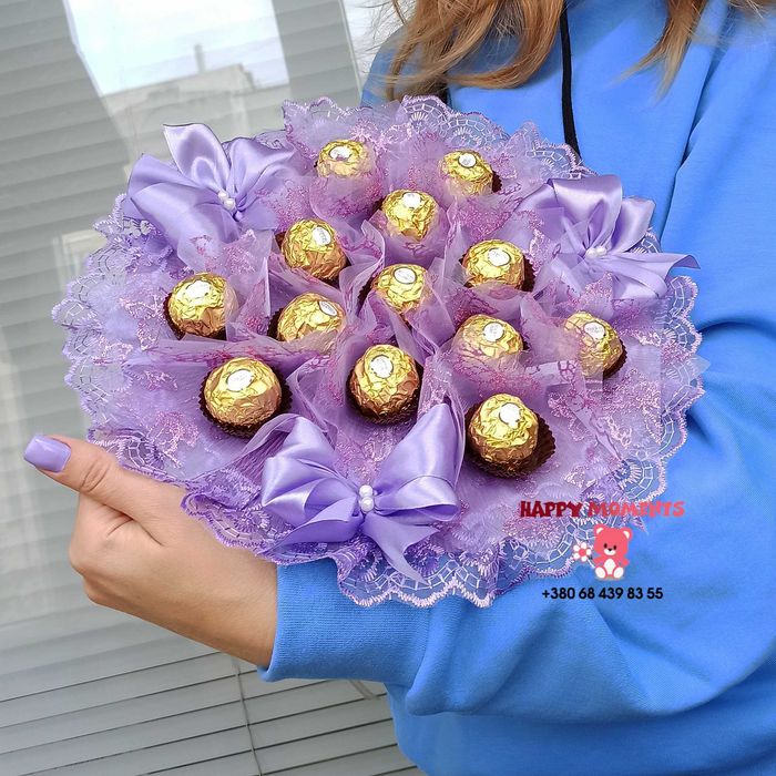 Фиолетовый букет из конфет Ferrero Rocher з цукерками