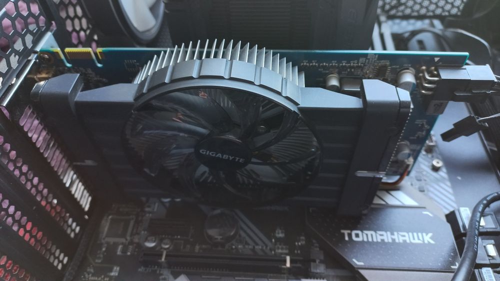 Продам Gigabyte gtx 550 ti 1gb