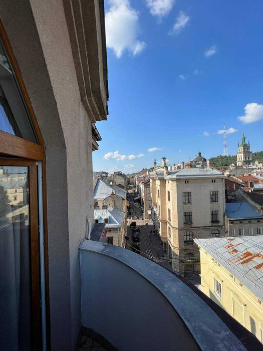 Продаж квартири в центрі з паркінгом