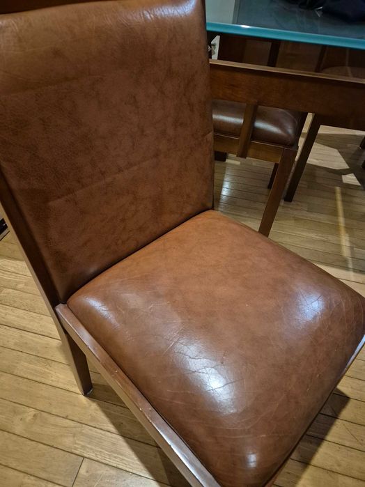 Vendo Mesa e cadeiras de Sala de Jantar em madeira de Cerejeira maciça com vidro como nova