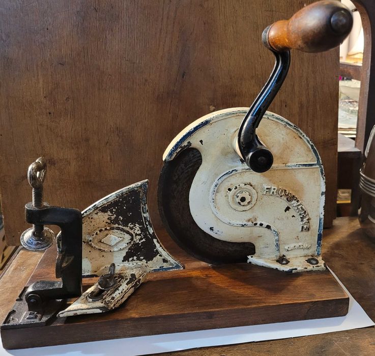 Stara przedwojenna krajalnica na desce