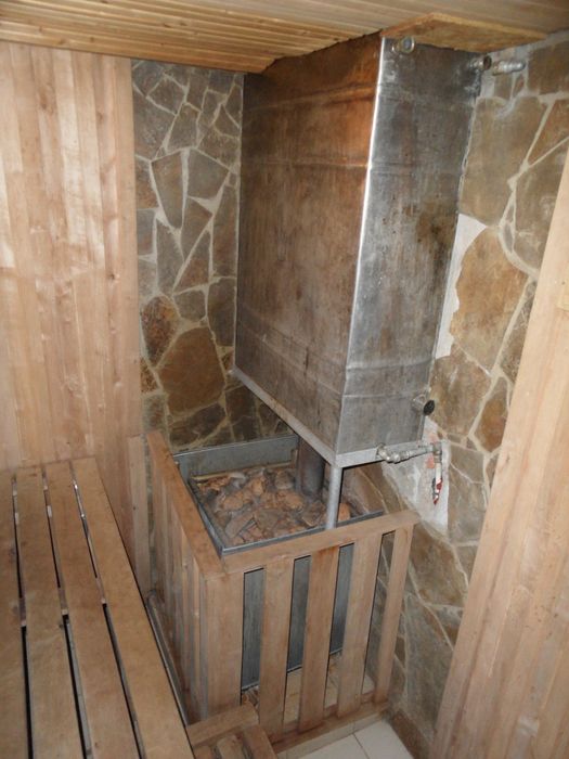 Поблизу м.Сторожинець комплекс відпочинку площею 443 +790 кв.м, річка