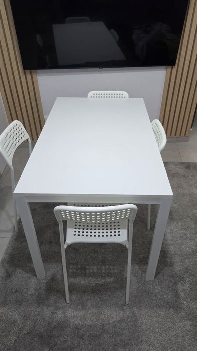 Mesa com cadeiras por mensagem
