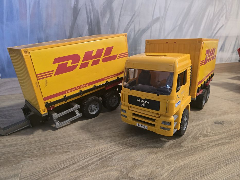 Brudem DHL kontenerowiec z przyczepą