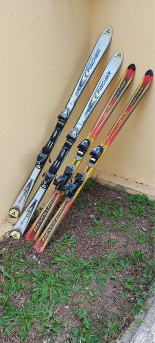 Skis dois pares sem uso