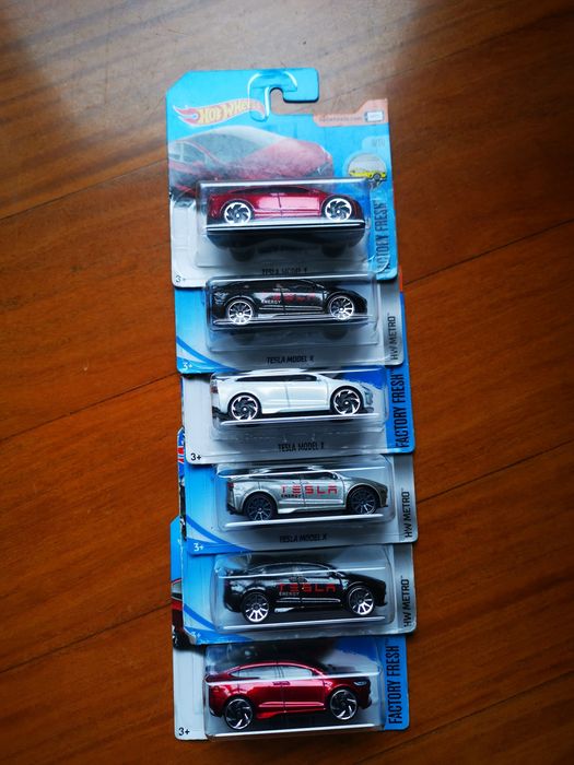 Tesla roadster hotwheels com portes incluídos