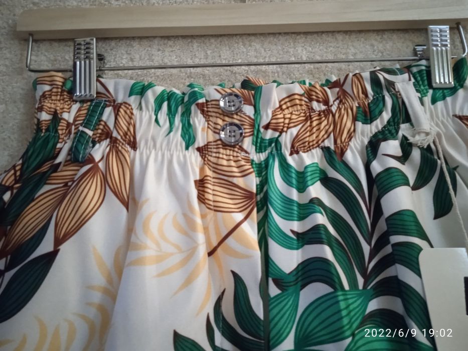 Calções floridos, em tons de verde