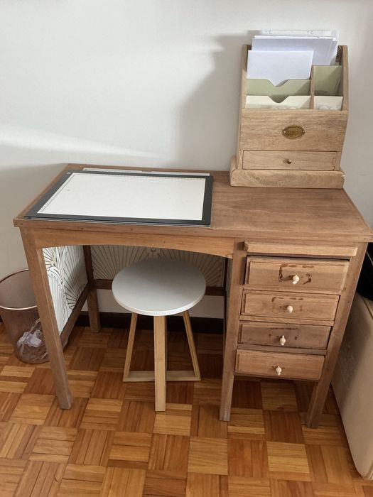 Secretaria em madeira renovada