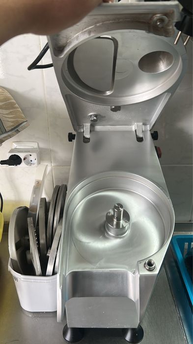 Vende-se maquina de cortar legumes.