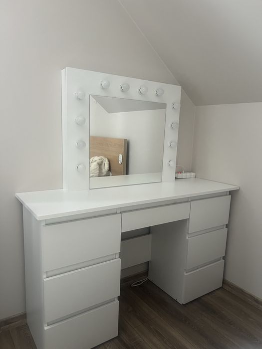 Toaletka z lustrem i oswietleniem Hollywood