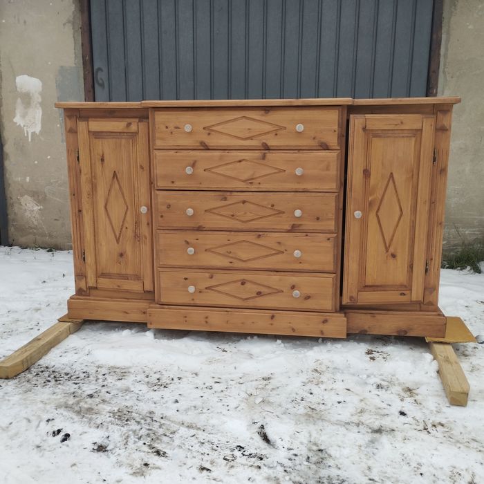 Ładna komoda sosnowa.