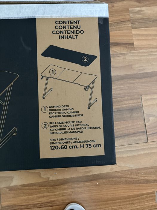 Uma mesa de computador novinho