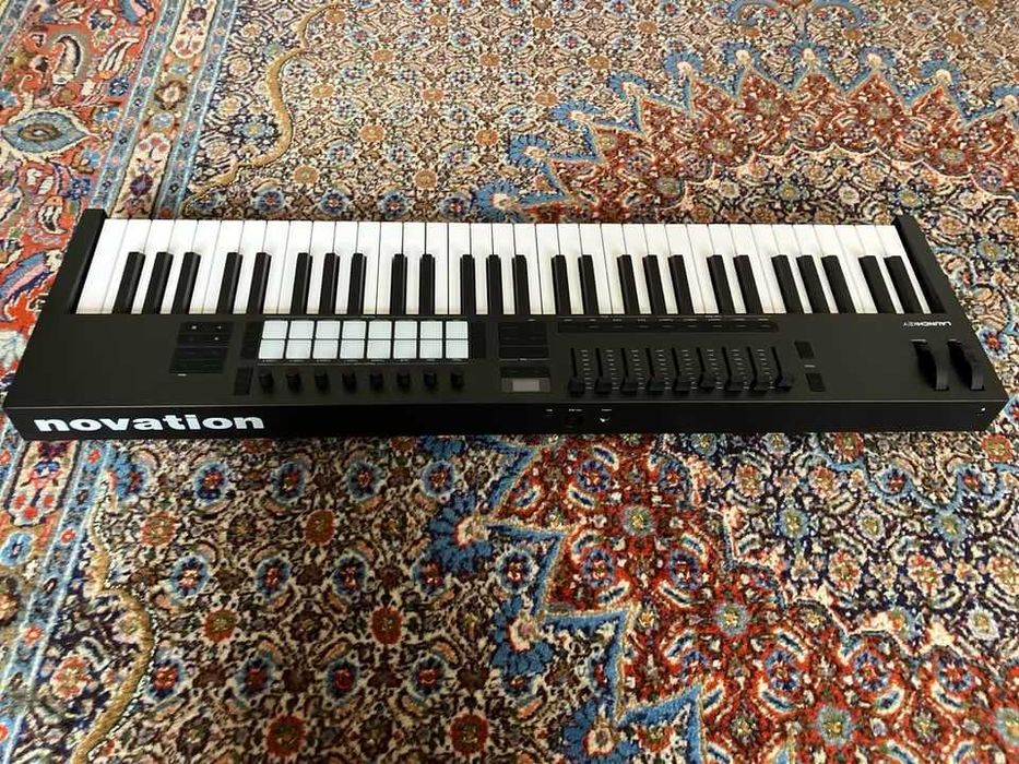 Novation Launchkey 61 MK4 Midi Keyboard