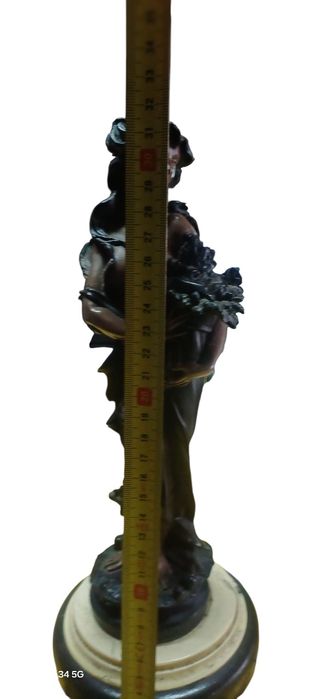 Estátua de bronze jovem ou deusa