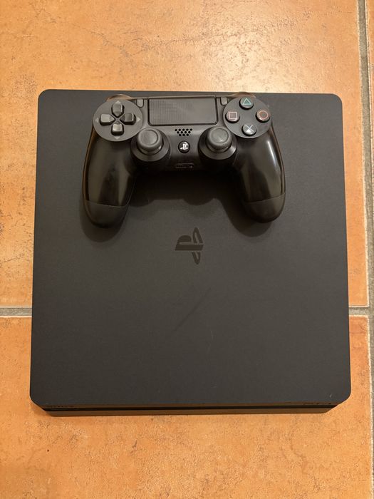 Vendo Playstation 4 com 1TB e com comando