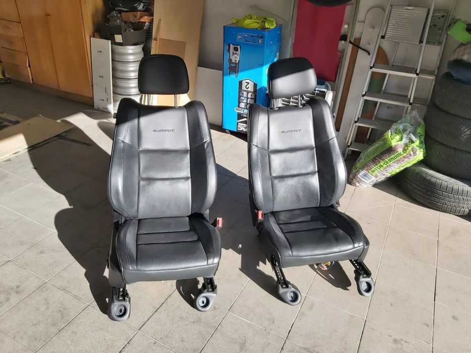 Fotele Jeep WK2 Summit