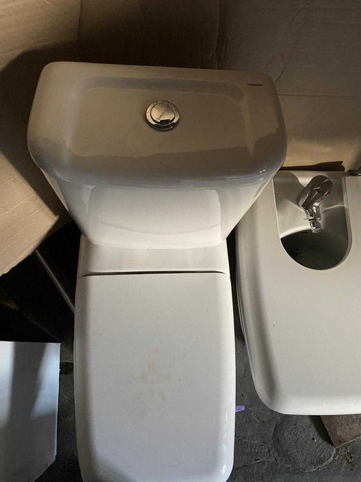 Portas, secretarias e WC