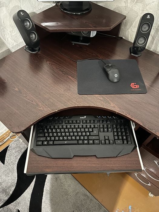 Стіл письмовий, комп'ютерний кутовий