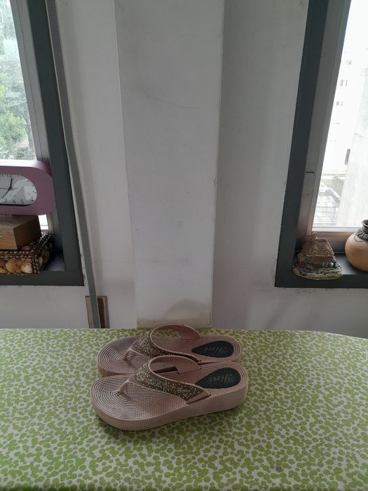 Vendo Chinelos de Senhora muito bonitos como novos