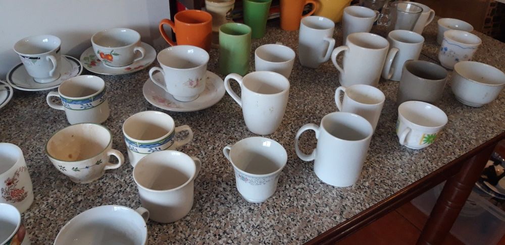 Conjunto de Chávenas e Canecas Diversas