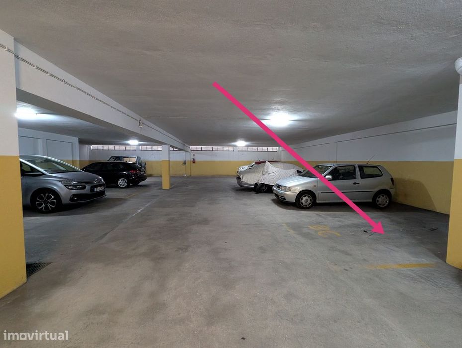 Lugar de Garagem Coberto à Venda – Mafamude, V. N. Gaia
