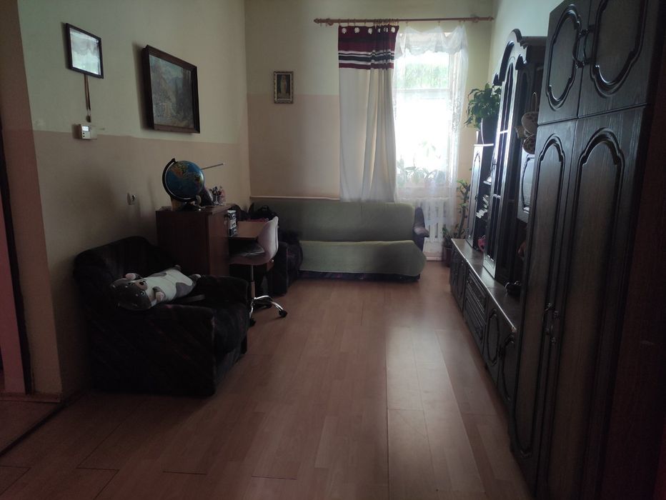 Продам 3 кімнатний півособняк в Ужгороді.