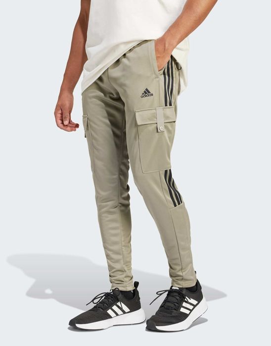 Спортивні чоловічі штани adidas серії tiro track у стильному оливковому (сіро-зеленому) кольорі! Розмір М