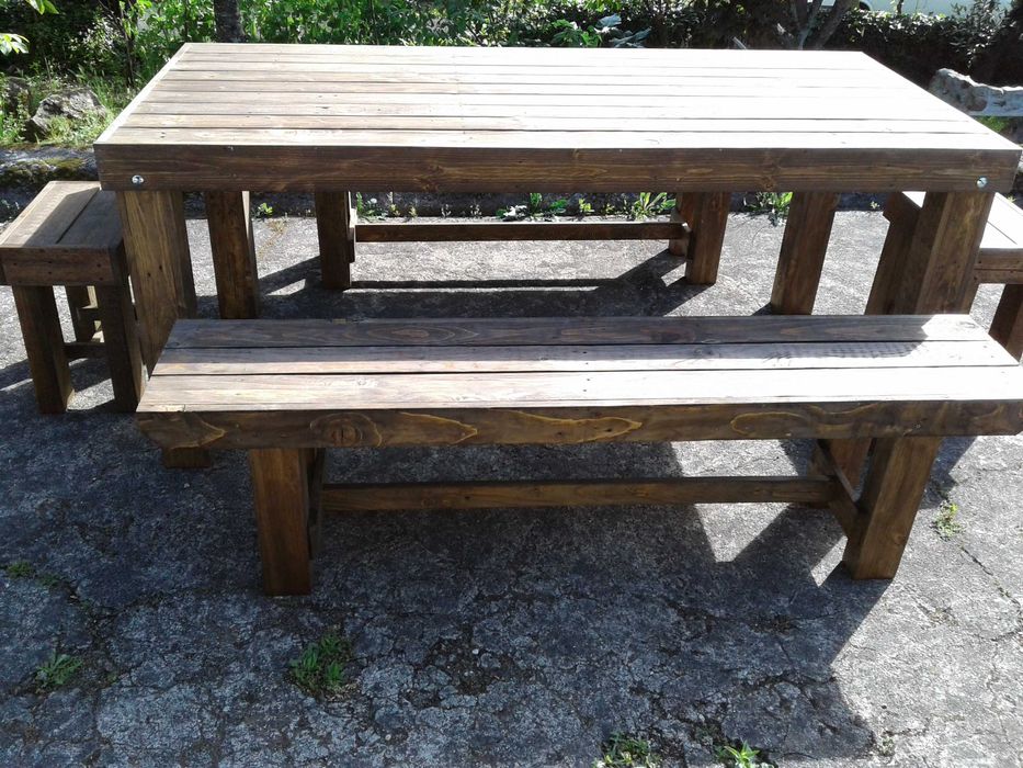 Mesa com bancos rústicos