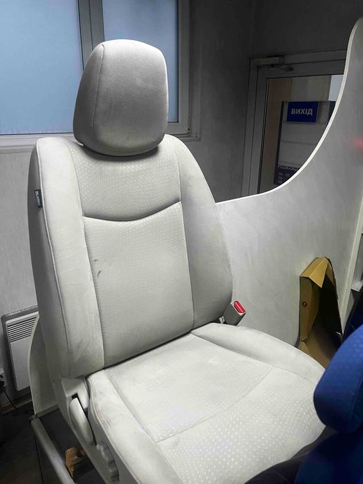 Передені сидіння на Nissan Leaf