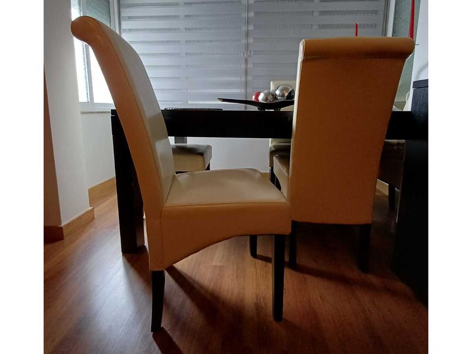 Conjunto 6 Cadeiras em Madeira Forradas a Napa Branca — 105 cm Altura