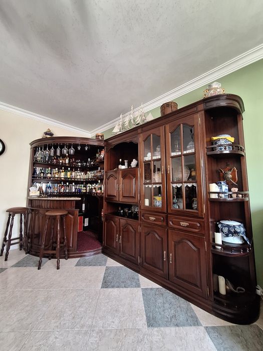 Móvel de Bar de Luxo Clássico em Madeira Maciça com Balcão e Bancos