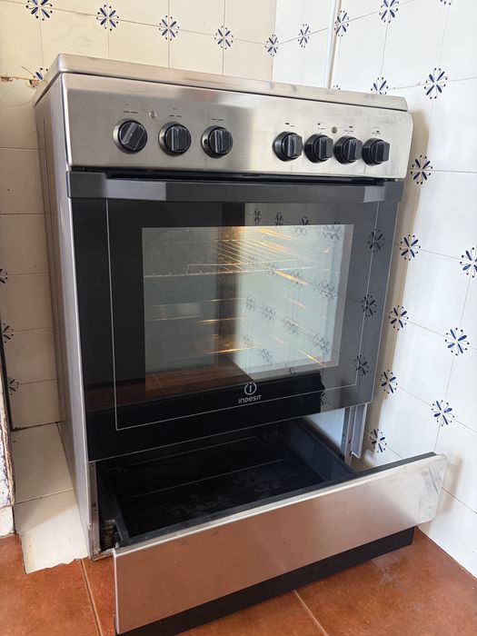 Fogão Elétrico Indesit Inox 60 cm – Vitrocerâmica e Forno Multifuncional