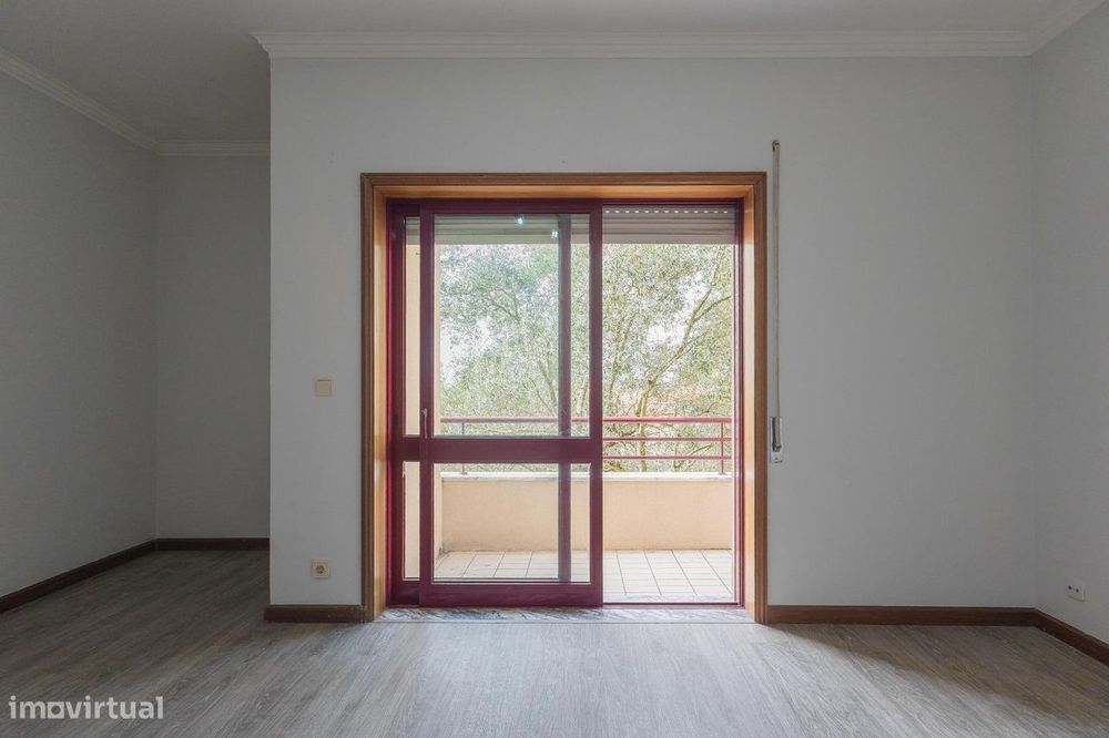 Apartamento T1 com Varanda em Canelas