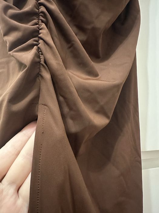 Сукня Zara коричнева на одне плече з розрізом, розмір S