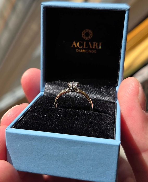 Pierścionek brylant-złoto