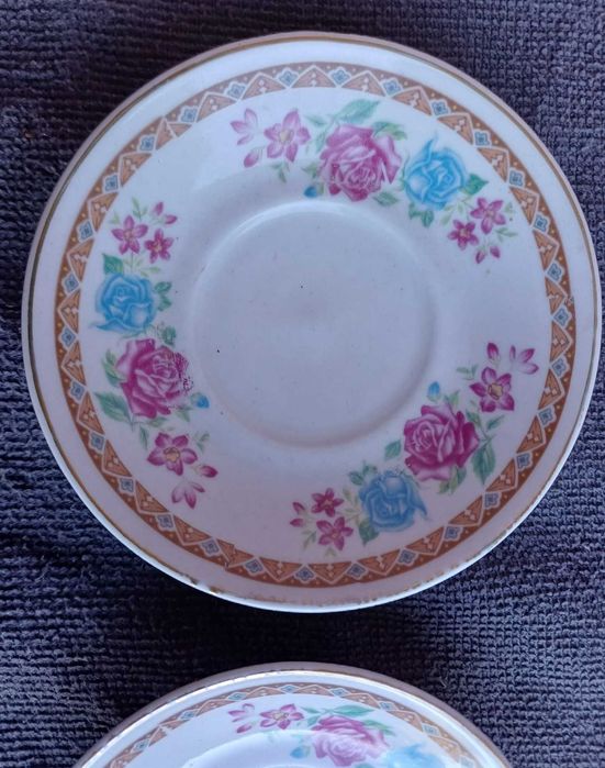 2 pratinhos para aperitivos, com floral azul e rosa