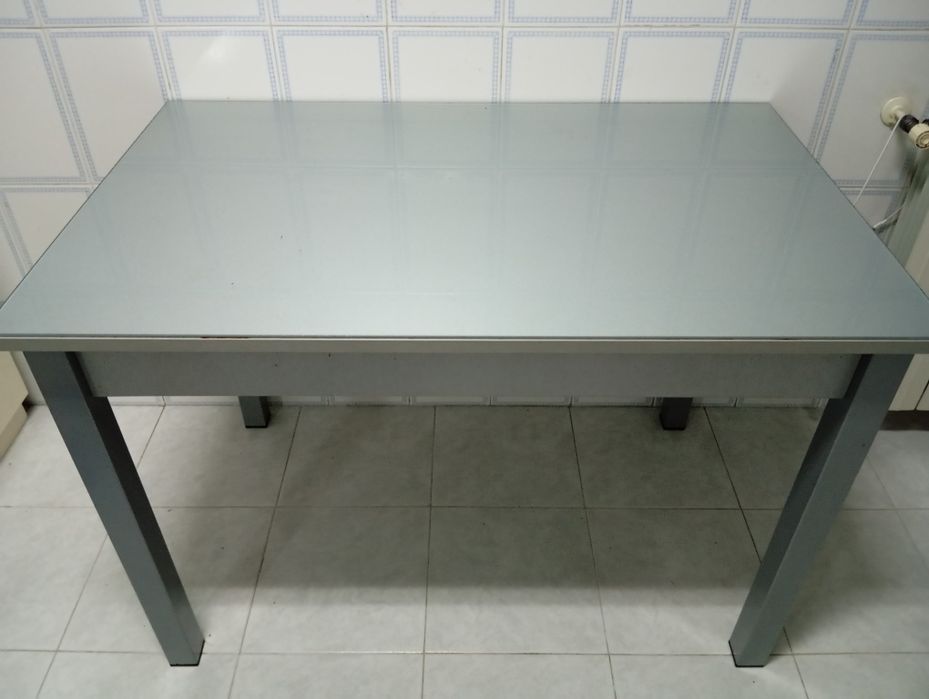 Mesa de cozinha em vidro