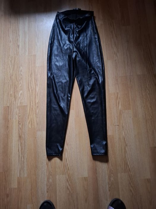Błyszczące legginsy roz 36