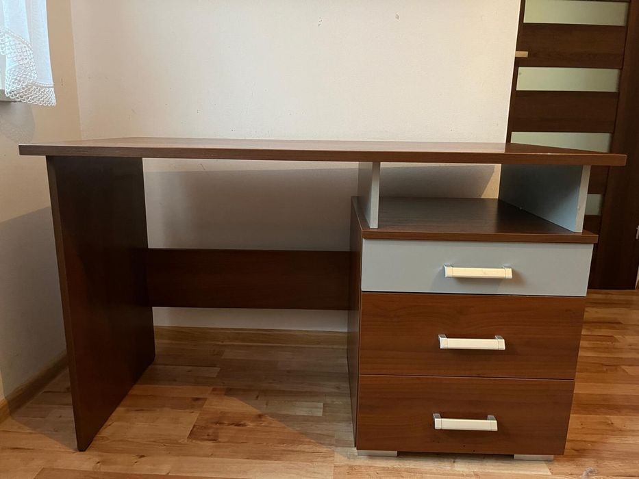 Biurko z polka wiszaca