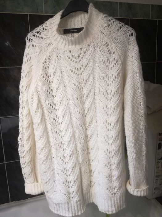 Biały sweter z ażurem na przodzie