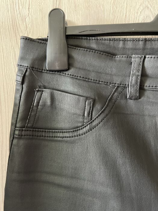 Spodnie eko skóra z guzikiem slim fit rurki 44 primark